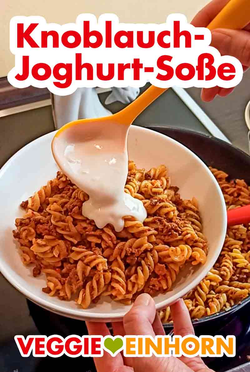 Die türkischen Döner Nudeln werden mit Joghurt-Knoblauchsoße serviert. Die Knoblauch-Joghurt-Soße wird über die türkische Pasta gegossen.