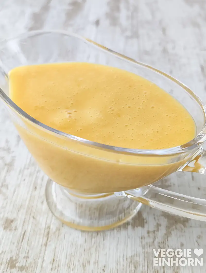 Vegane Vanillesoße Glas-Sauciere mit veganer Vanillesoße.