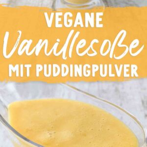 Zwei Fotos einer Glas-Sauciere mit Vanillesoße, in der Mitte der Text Vegane Vanillesoße mit Puddingpulver.