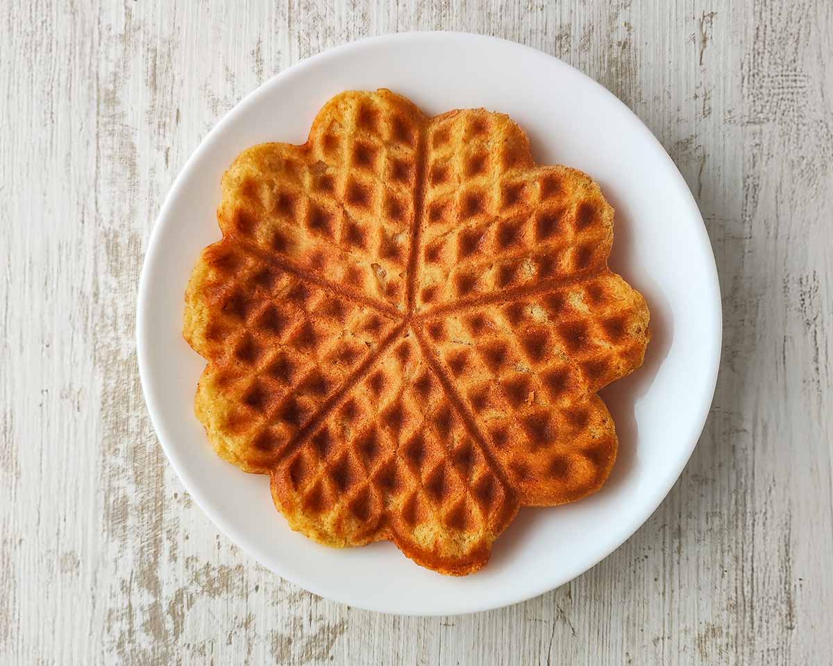 Das Apfelmus und die aufschlagbare vegane Sahne kommen in den veganen Waffelteig. Vegane Waffel mit aufschlagbarer veganer Sahne und Apfelmus im Teig