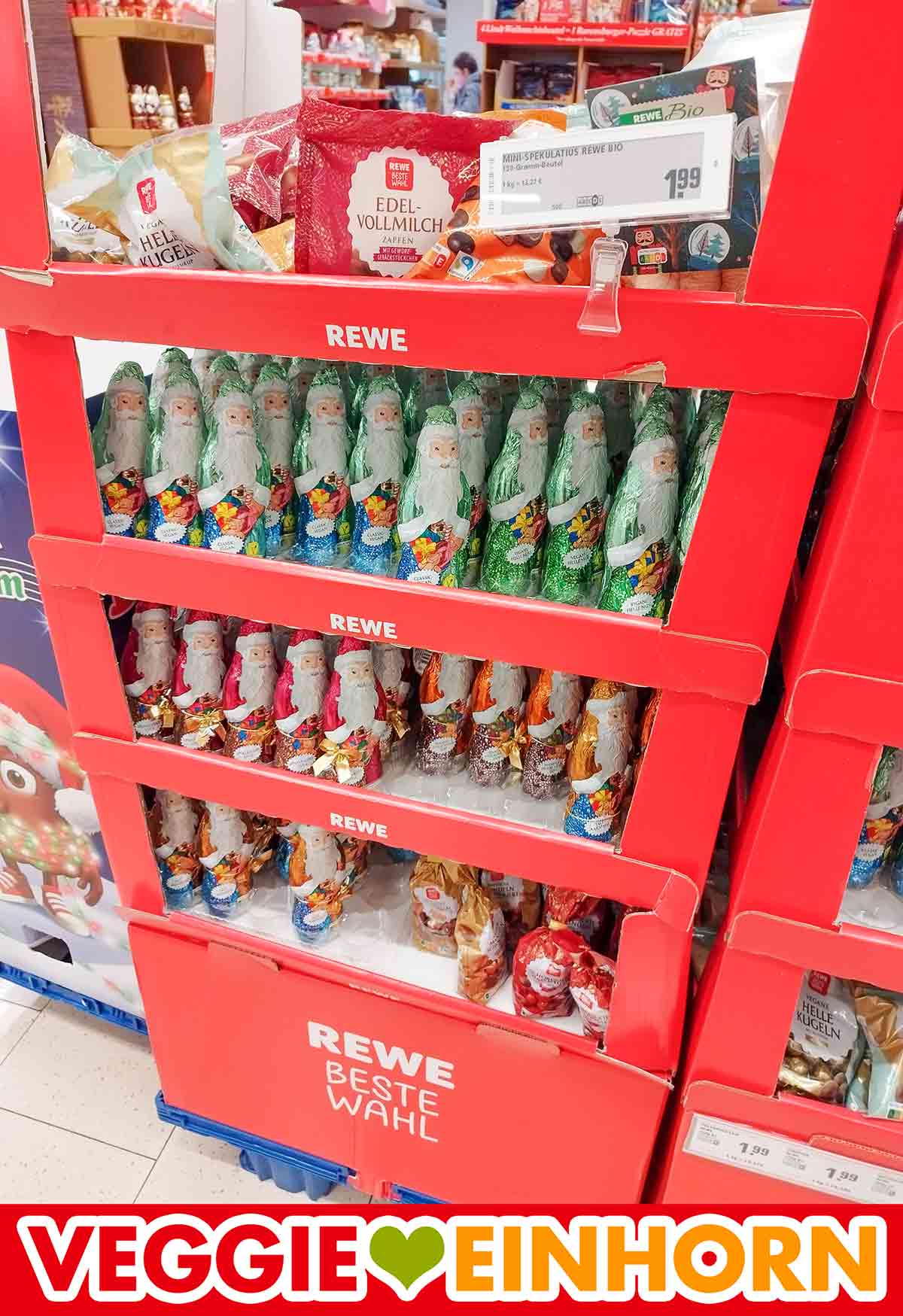 Zwei der Weihnachtsmänner von Rewe Beste Wahl sind vegan. Kartons mit Weihnachtsmännern von Rewe Beste Wahl