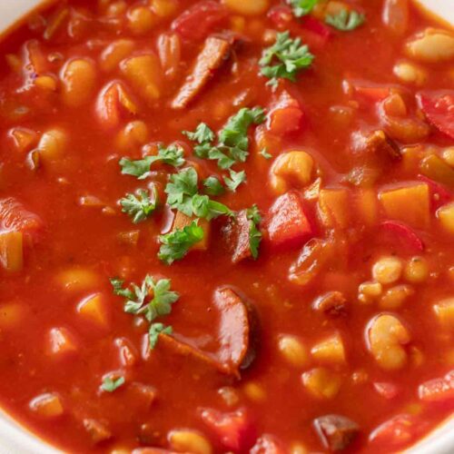 Teller mit veganer serbischer Bohnensuppe