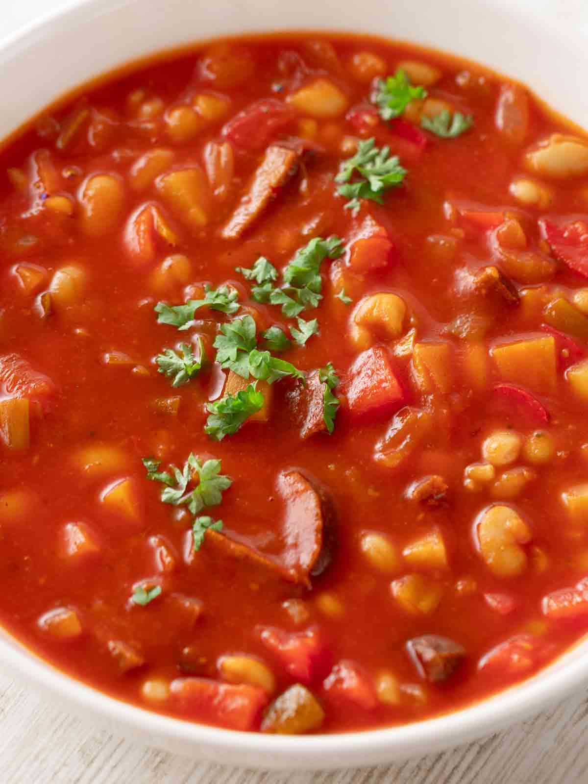 Teller mit veganer serbischer Bohnensuppe