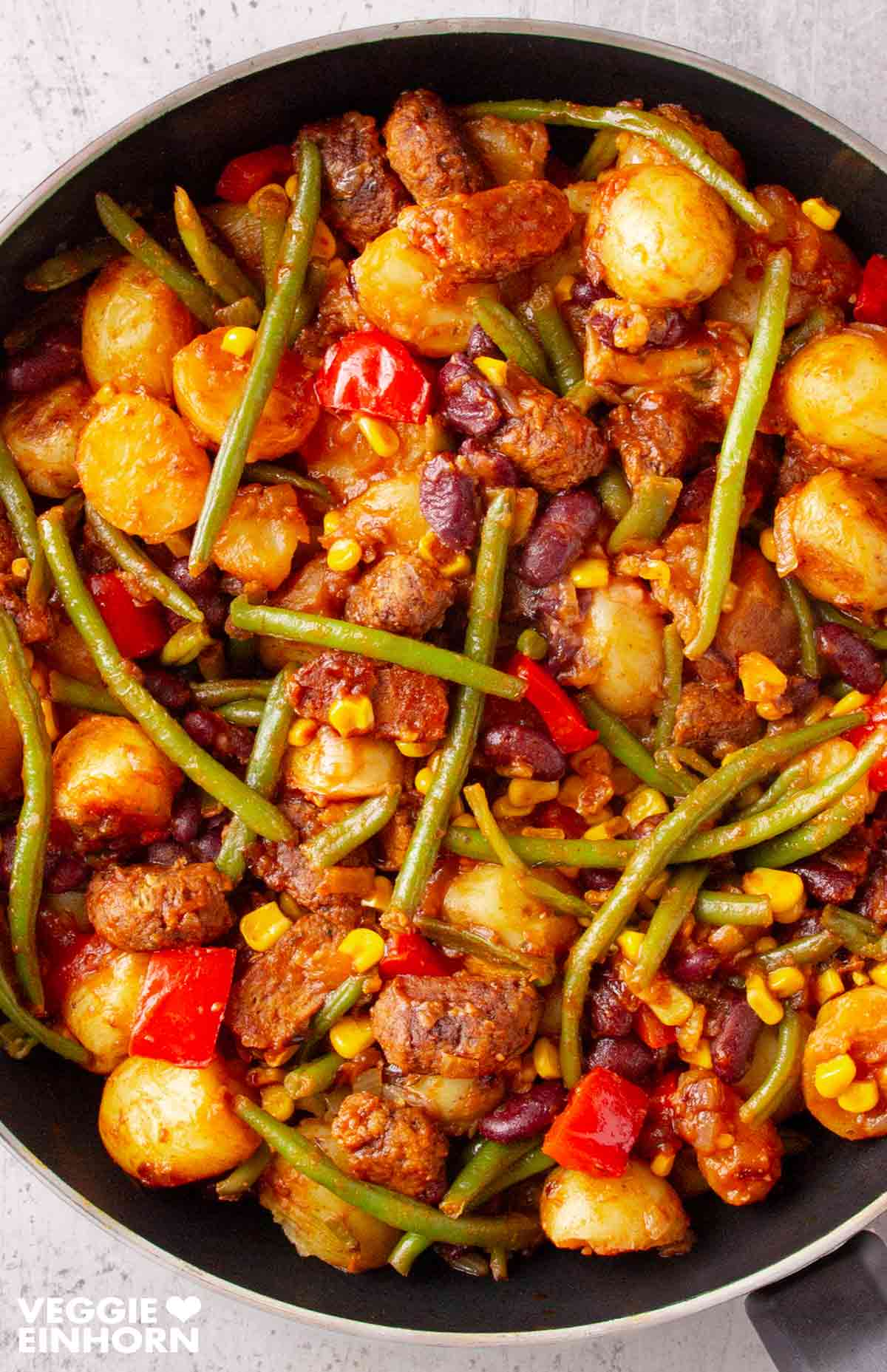 Vegane Western Pfanne Vegane Westernpfanne mit Mini-Frikadellen, Kartoffeln, Bohnen, Mais und Paprika
