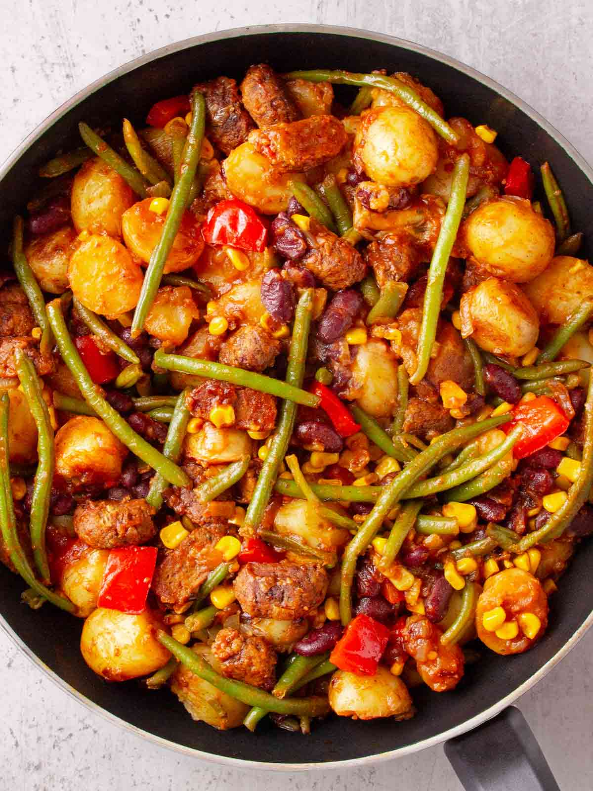 Vegane Westernpfanne mit Kartoffeln, Minifrikadellen, Kidneybohnen, Mais und Paprika