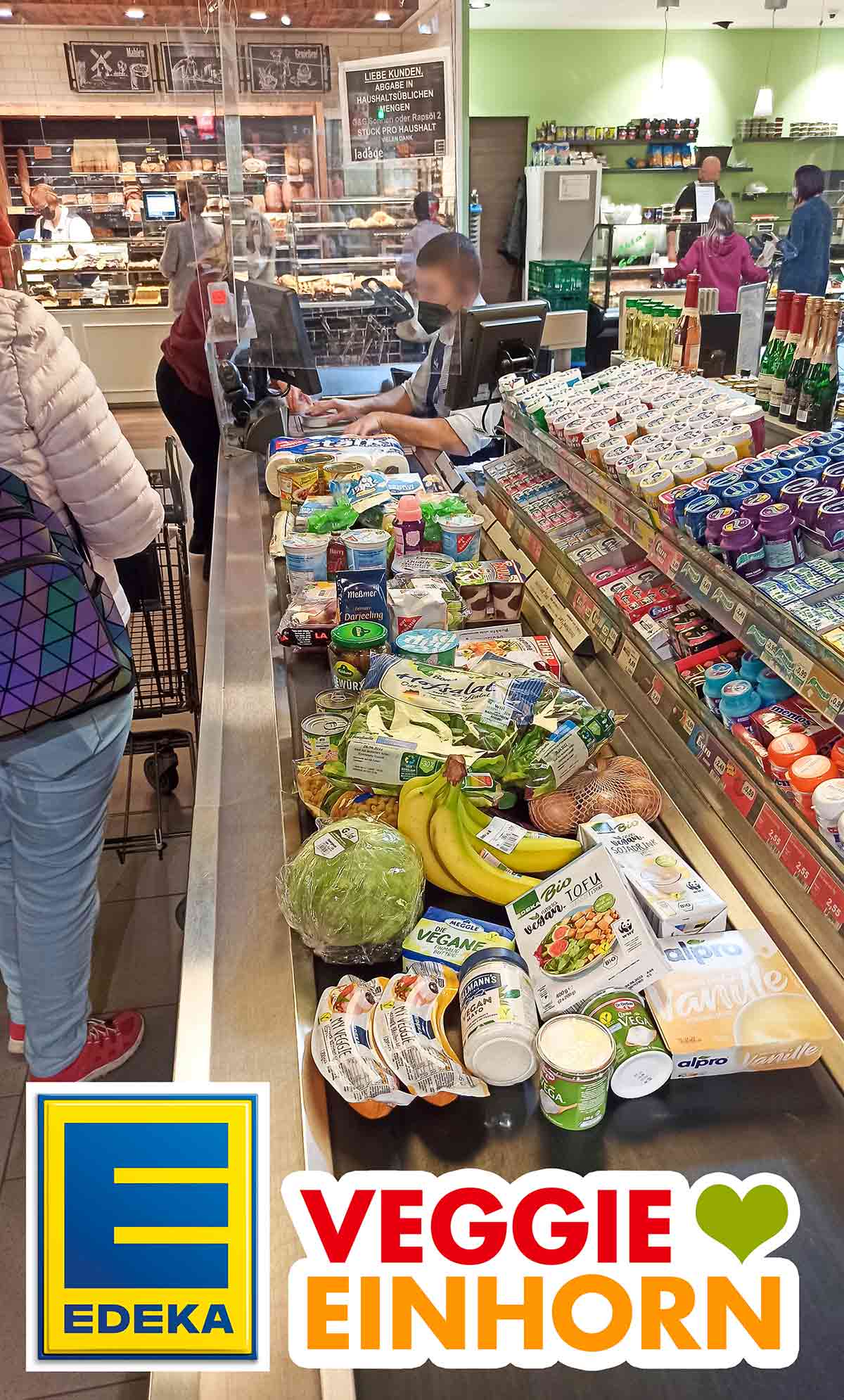 Kassenband bei Edeka mit veganem Brotbelag und anderen veganen Lebensmitteln Vegane Lebensmittel und vegane Fleischwurst an der Kasse im Supermarkt