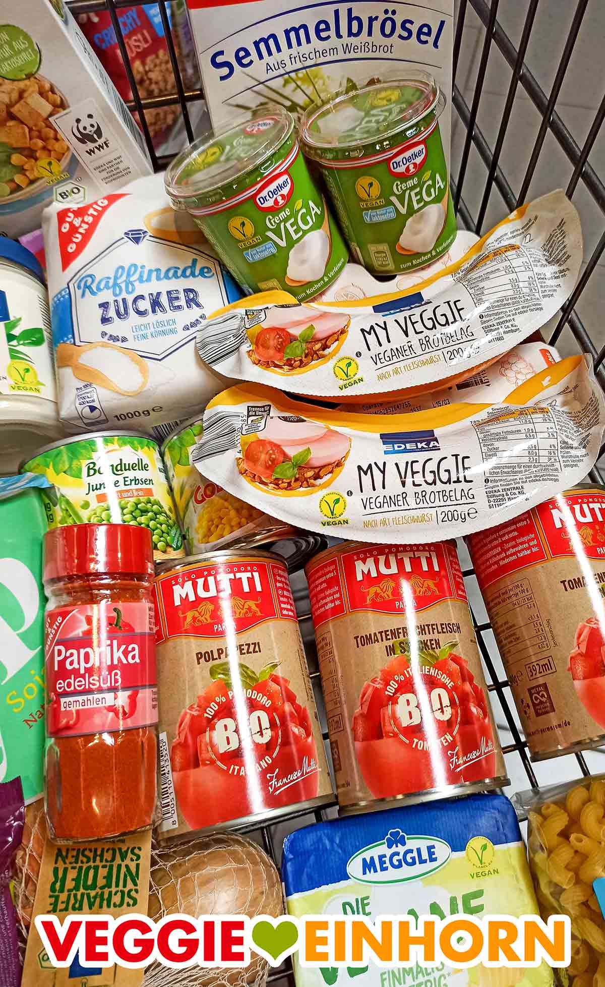 Vegane Fleischwurst und andere vegane Lebensmittel im Einkaufswagen Vegane Lebensmittel im Einkaufswagen bei Edeka
