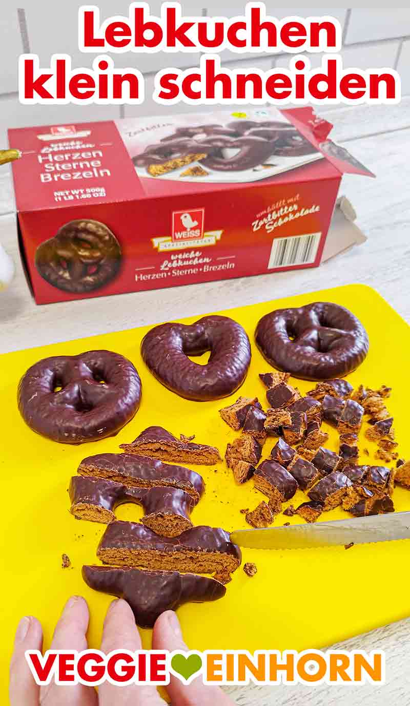 Die Lebkuchen Herzen, Sterne und Brezeln werden gewürfelt. Klein schneiden der veganen Lebkuchen mit einem Messer