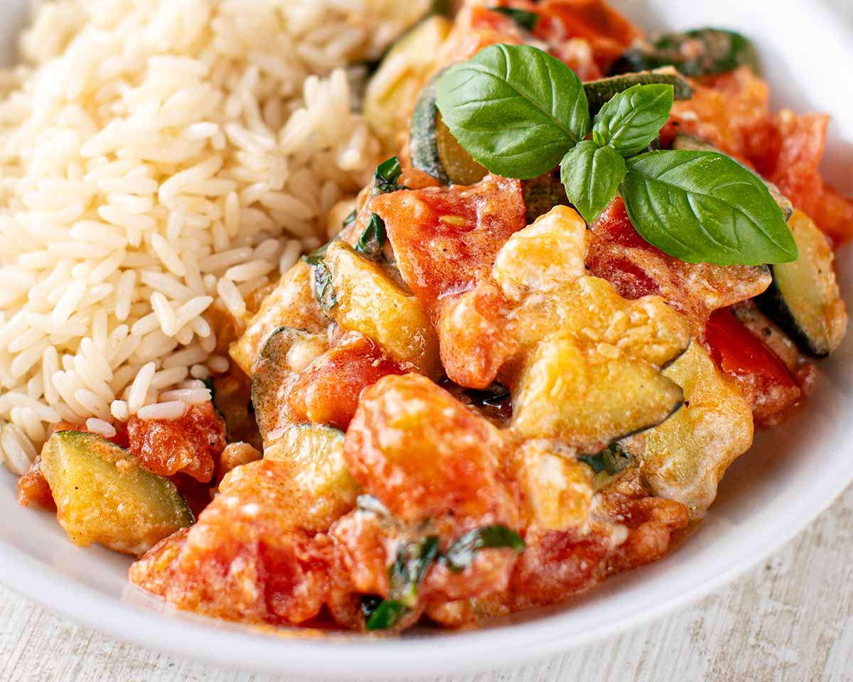 Zucchini Tomaten Pfanne mit veganem Feta