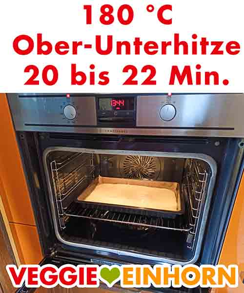 Den Biskuit vom Blech bei 180 °C 20 bis 22 Minuten backen. Der vegane Biskuit wird im Ofen gebacken.