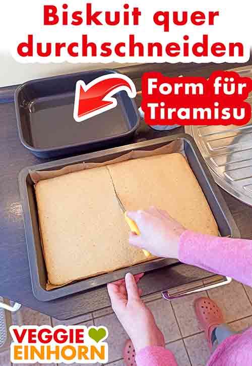 Der vegane Biskuit wird quer in zwei Teile geschnitten. Backblech mit veganem Biskuit und eine Auflaufform für das Tiramisu