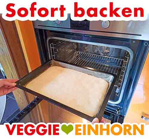 Das Backblech sofort in den vorgeheizten Ofen schieben. Das Blech wird in den Backofen geschoben.