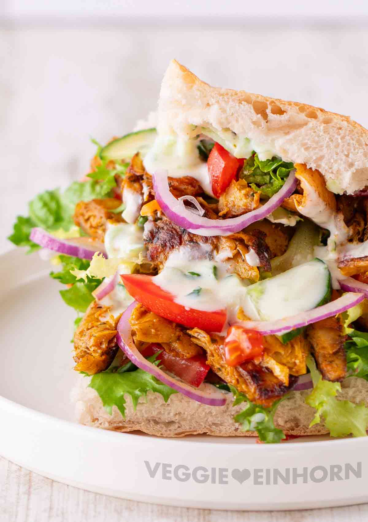 Der einfachste vegane Döner ist ganz schnell gemacht mit fertigem veganen Dönerfleisch und einem Salatmix. Einfachster veganer Döner mit fertig gekauftem veganem Dönerfleisch und Salatmischung