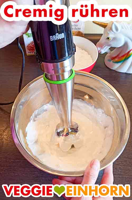 Mit dem Pürierstab den veganen Mascarpone cremig mixen. Der Schlagfix Mascarpone wird cremig gerührt mit dem Stabmixer.