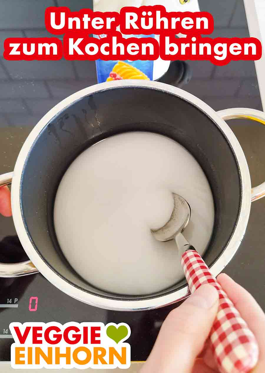 Zum Kochen bringen. Dabei immer mit dem Löffel umrühren. Der Tortenguss wird unter Rühren zum Kochen gebracht.