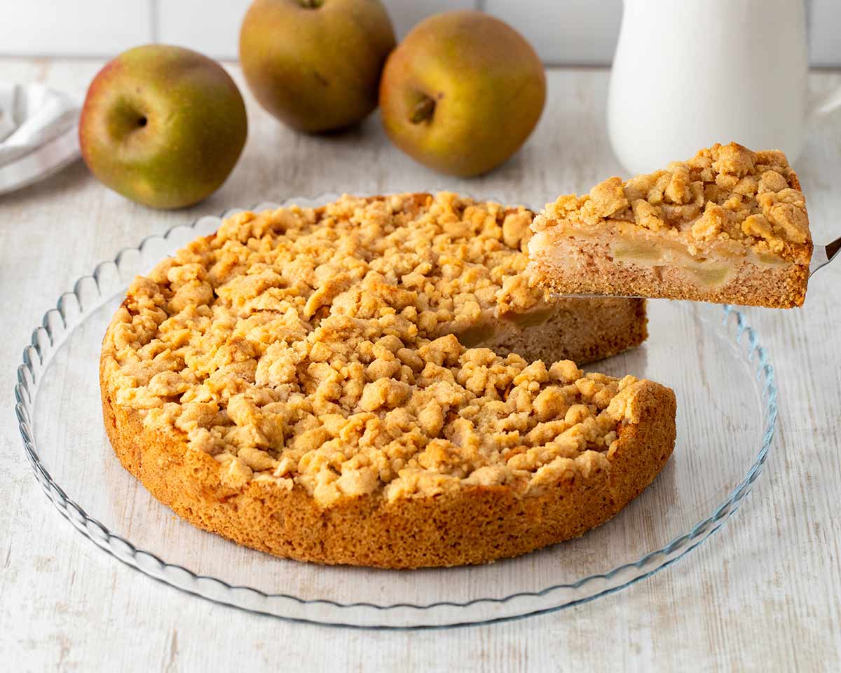 Einfacher veganer Apfelkuchen aus Rührteig mit Streuseln aus der Springform