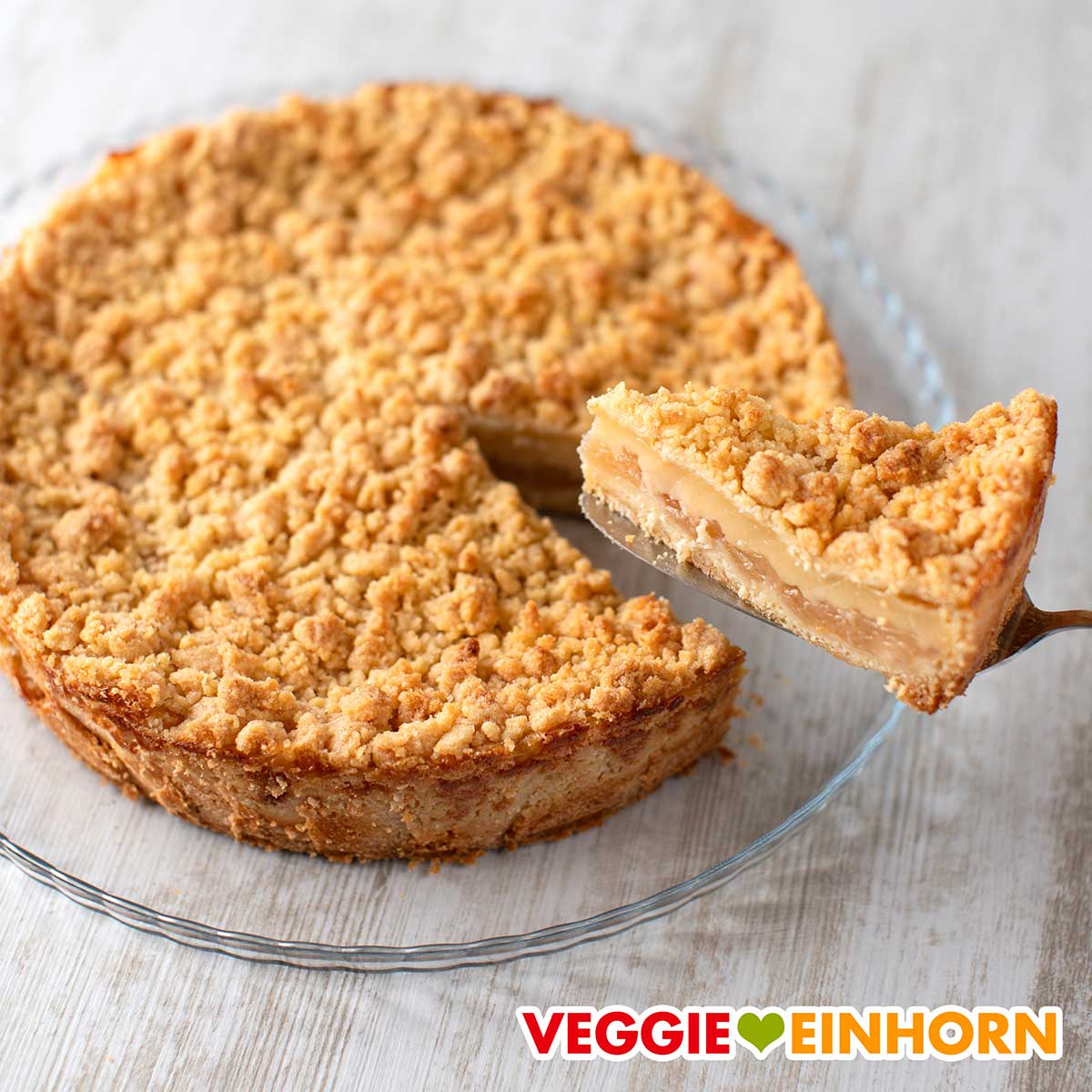 Der saftige Apfel Pudding Kuchen mit Streuseln ist vegan. Veganer Apfelkuchen mit Pudding