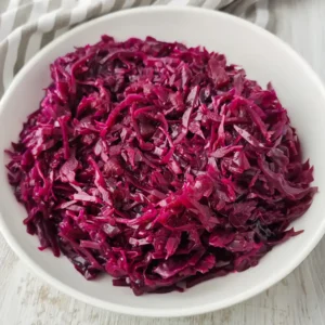 Veganer Rotkohl auf einem weißen Teller.