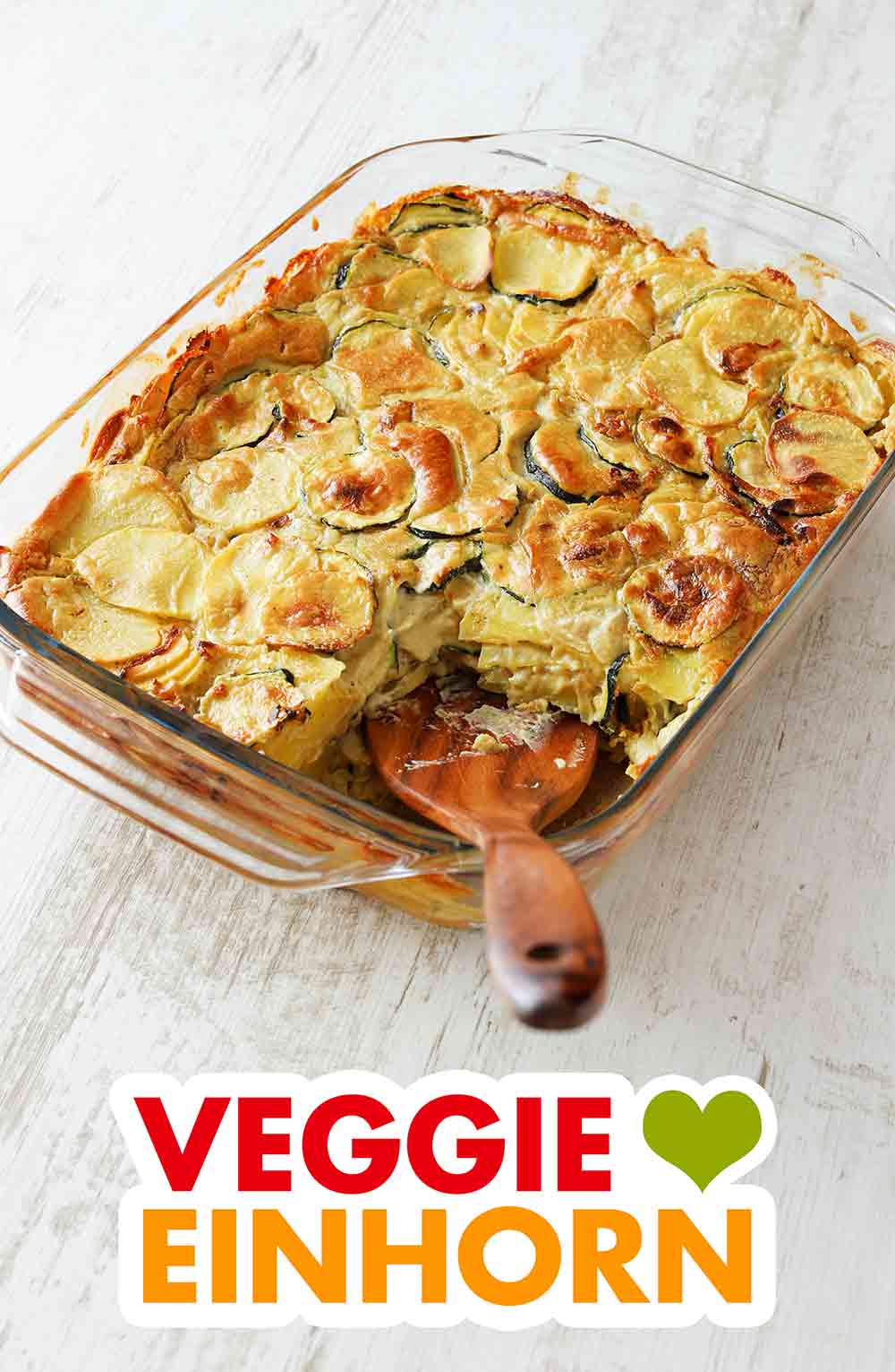 Veganer Zucchiniauflauf mit Kartoffeln in der Auflaufform Veganer Zucchini Kartoffel Auflauf