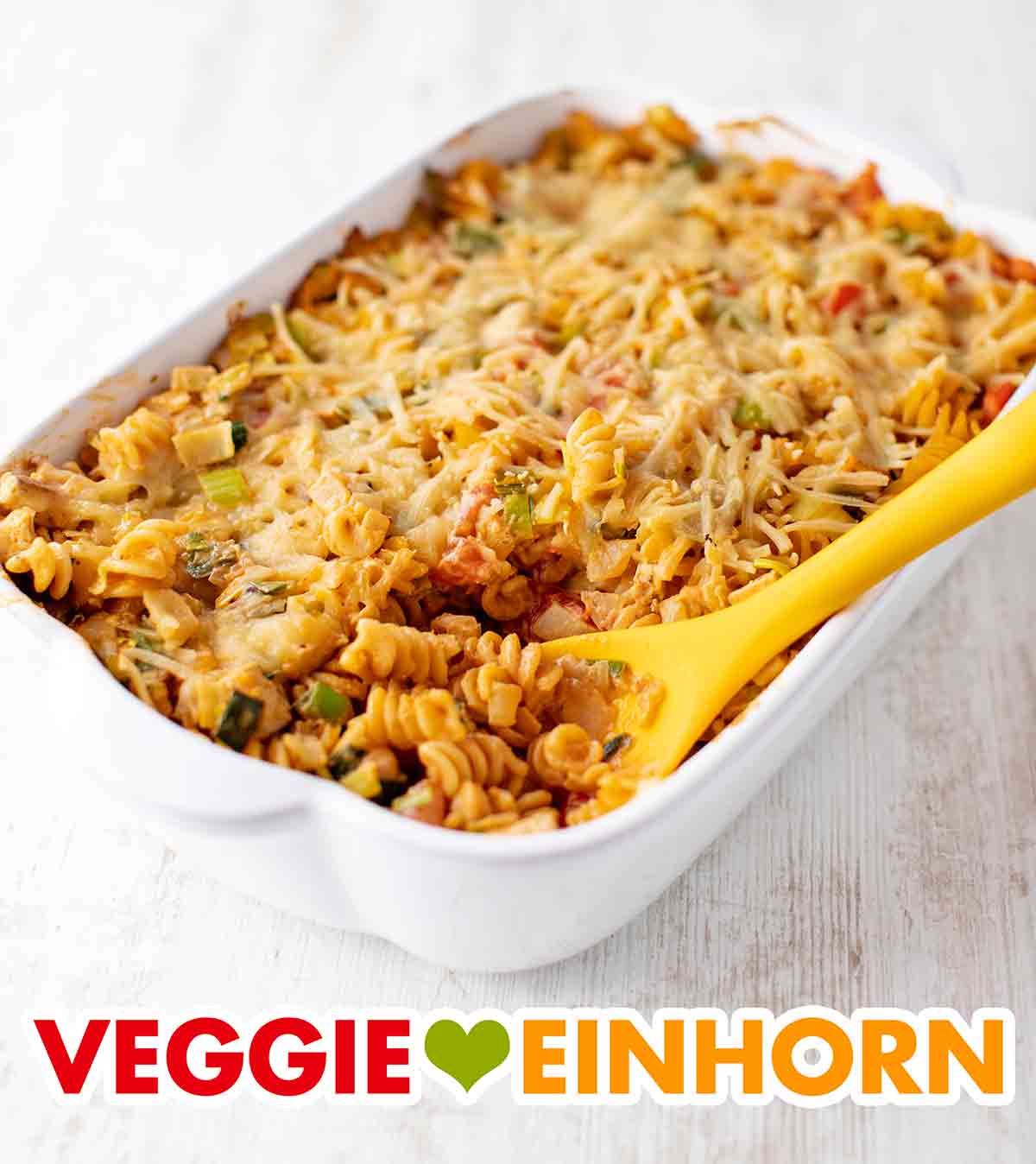 Du kannst den Auflauf z.B. mit Fusilli oder Penne zubereiten. Der vegane Nudelauflauf mit Räuchertofu, Lauch und Tomaten