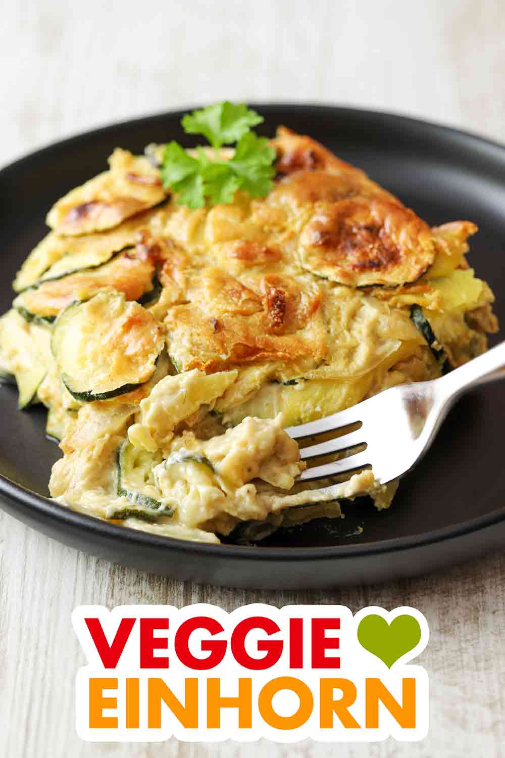 Der vegane Kartoffel Zucchini Auflauf schmeckt sehr gut. Veganer Zucchini Kartoffel Auflauf und eine Gabel