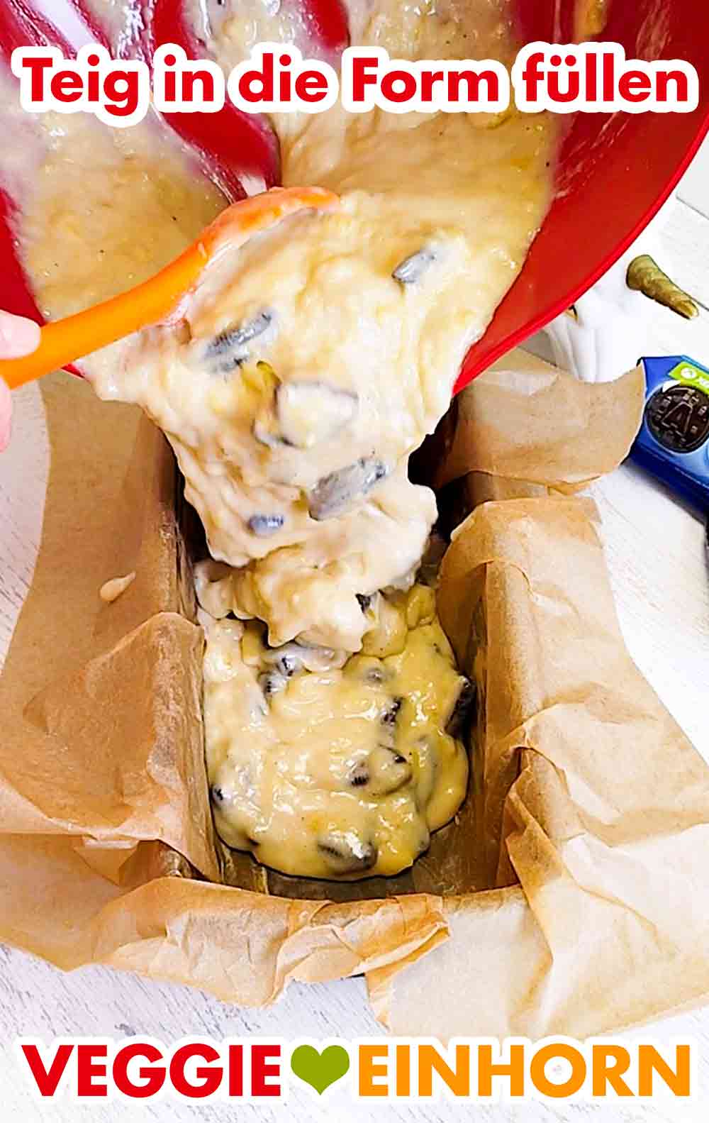 Jetzt kommt der Teig in die 25 cm Kastenbackform. Der vegane Bananenbrot Teig mit Oreo Stücken wird aus der Schüssel in die Backform gegossen