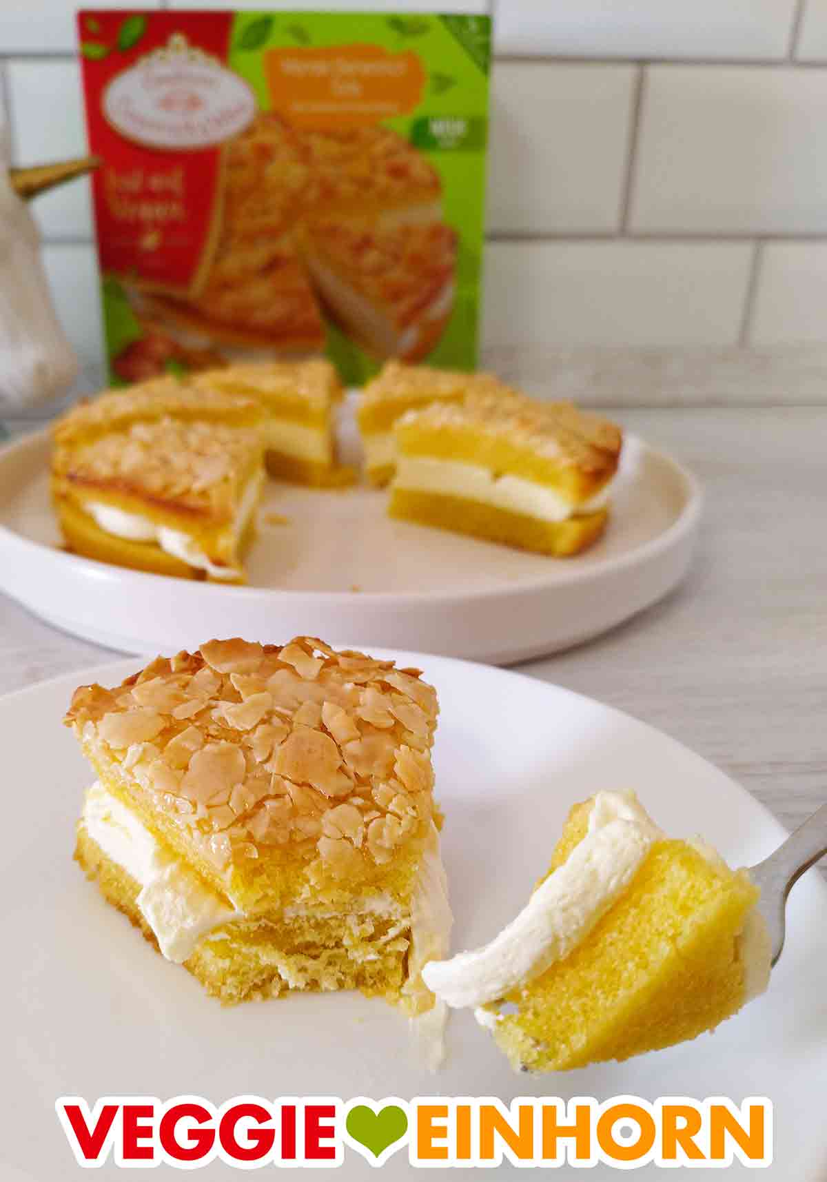 Die Bienenstich Torte aus der Reihe Lust auf Vegan der Conditorei Coppenrath und Wiese. Vegane Mandel-Bienenstich-Torte von Coppenrath und Wiese auf einer Kuchengabel