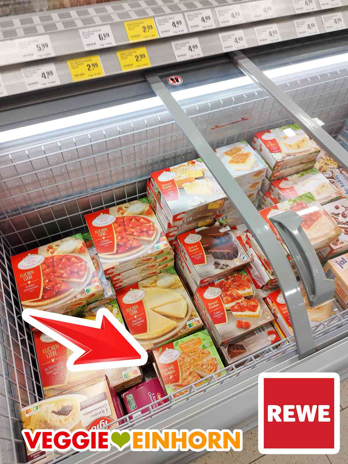 Die vegane Bienenstich Torte von Coppenrath und Wiese in der Tiefkühlung im Supermarkt. Tiefkühltruhe mit Torten im Rewe