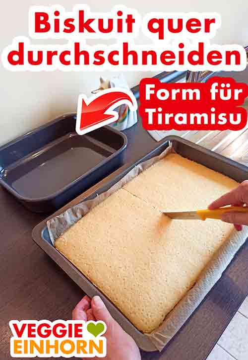 Blech mit veganem Biskuit für Tiramisu Der vegane Biskuit für das Tiramisu wird auf dem Backblech geschnitten.