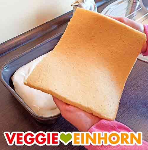 Die zweite Schicht Biskuit für das vegane Tiramisu Der vegane Biskuit für das Tiramisu
