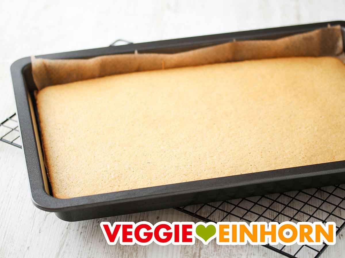 Backblech mit veganem Biskuit für Tiramisu