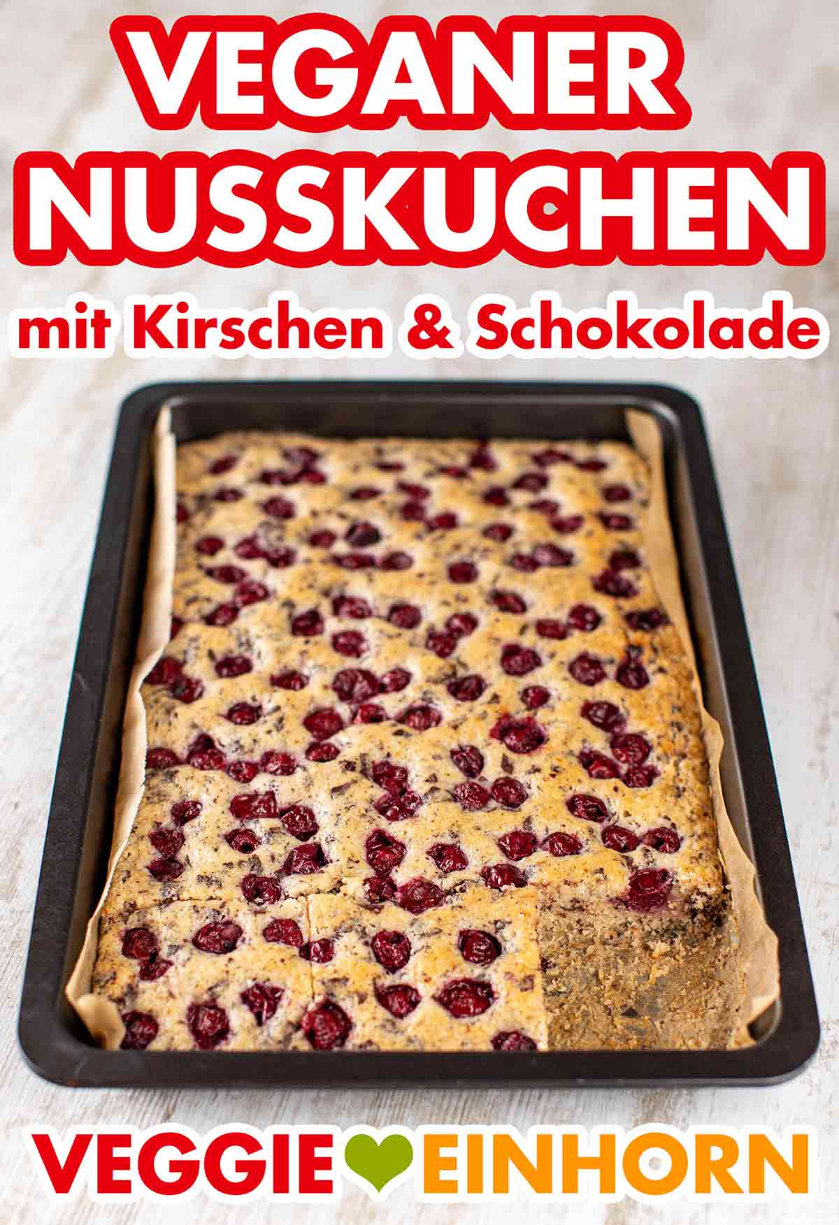 Veganer Nusskuchen mit Kirschen und Schokolade Kuchenblech mit veganem Nusskuchen mit Kirschen