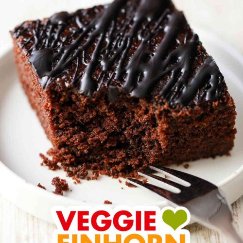 Veganer Schoko Blechkuchen auf einem Teller