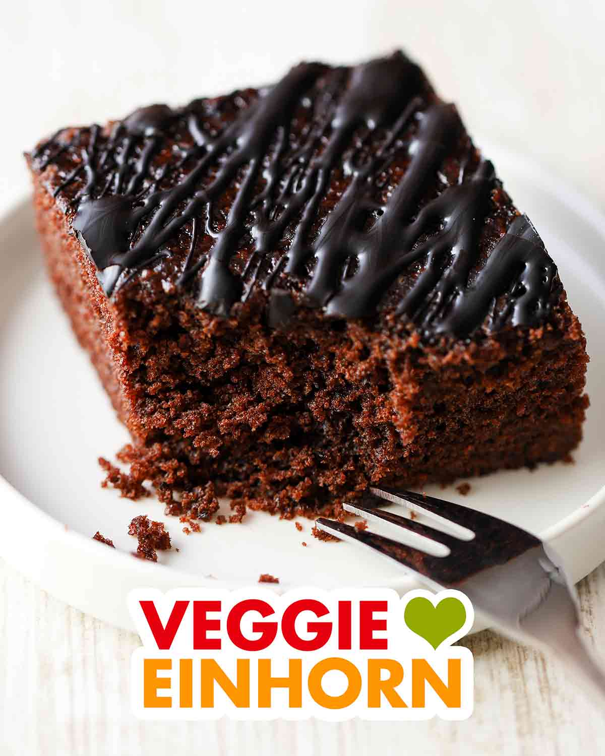Veganer Schoko Blechkuchen auf einem Teller