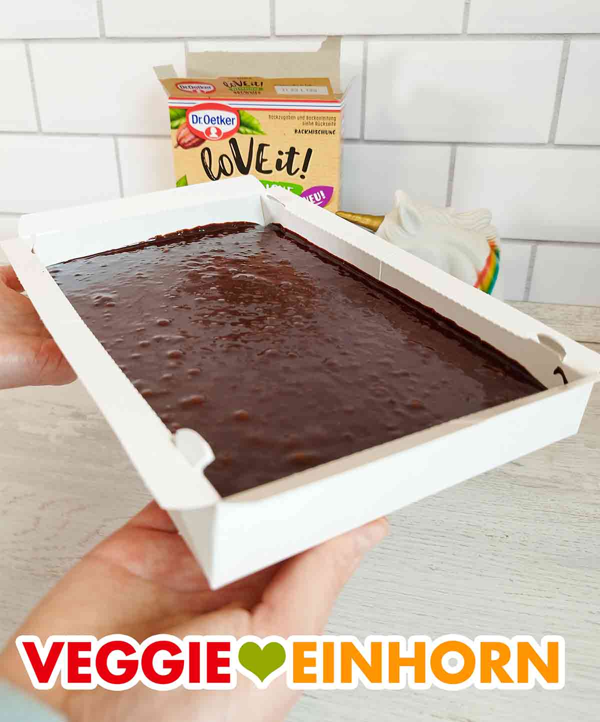Veganer Brownie Teig in der Backform aus der Backmischung Brownie Backform der Dr. Oetker Backmischung mit Teig darin