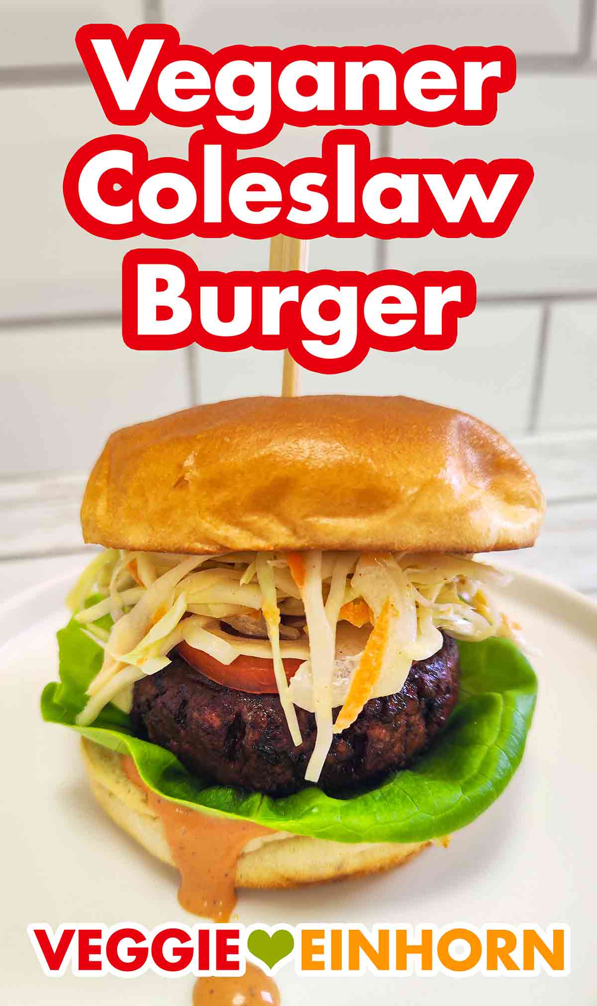 Burger mit veganen Patties von Rewe Beste Wahl, veganen Brioche Buns von Butcher's Burger und veganer Burgersoße nach dem Rezept von Veggie Einhorn Veganer Burger mit KFC Coleslaw