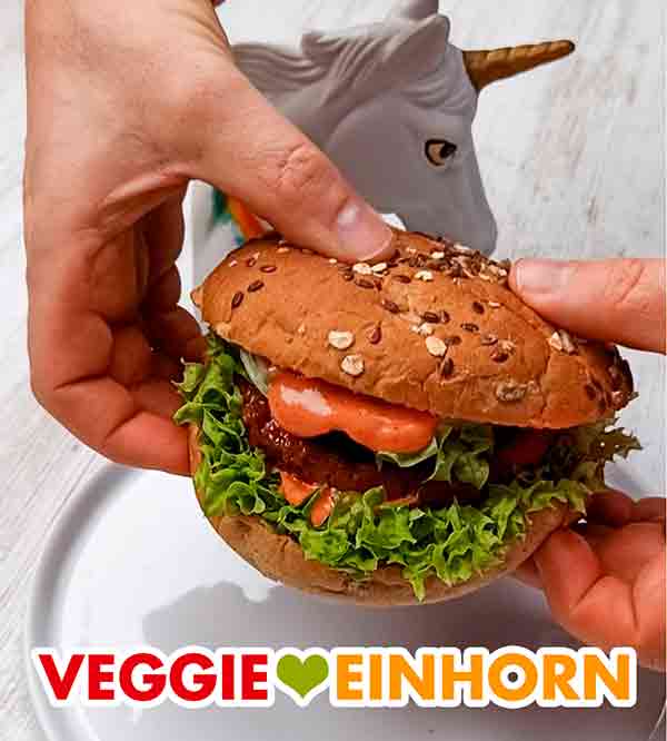 Der Burger enthält einen veganen Patty von Block House. Burger mit veganem Patty von Block House