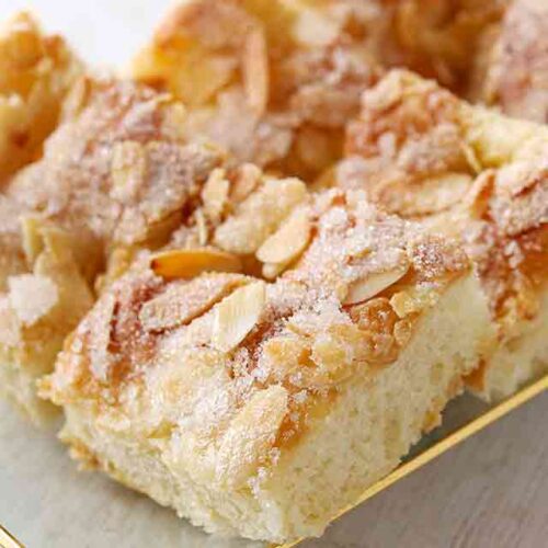 Veganer Butter-Zuckerkuchen auf einer Kuchenplatte