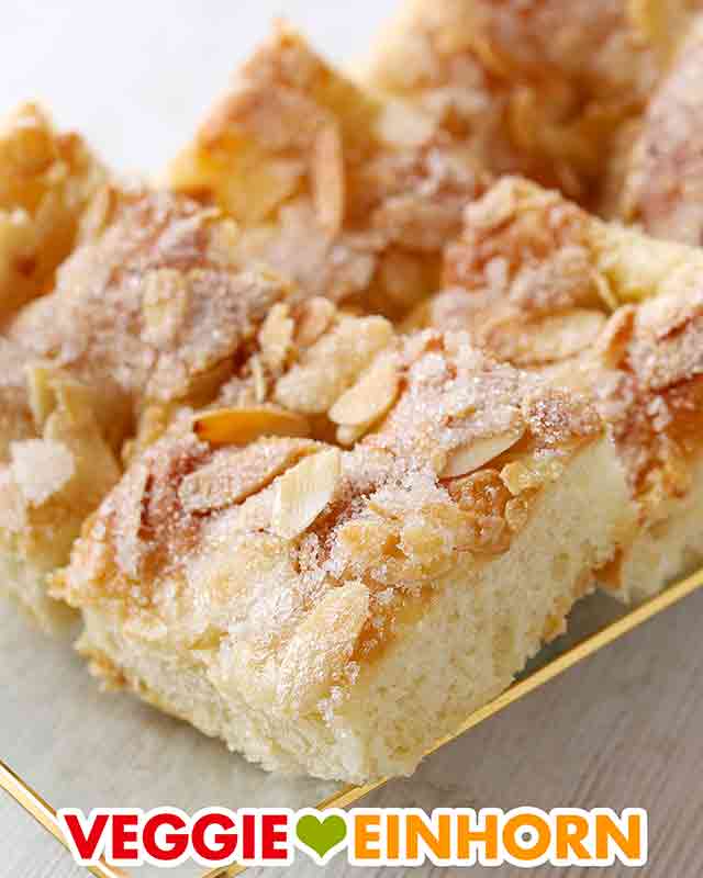 Veganer Butter-Zuckerkuchen auf einer Kuchenplatte