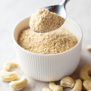 Veganen Parmesan-Ersatz selber machen aus Cashews, Sesam und Hefeflocken