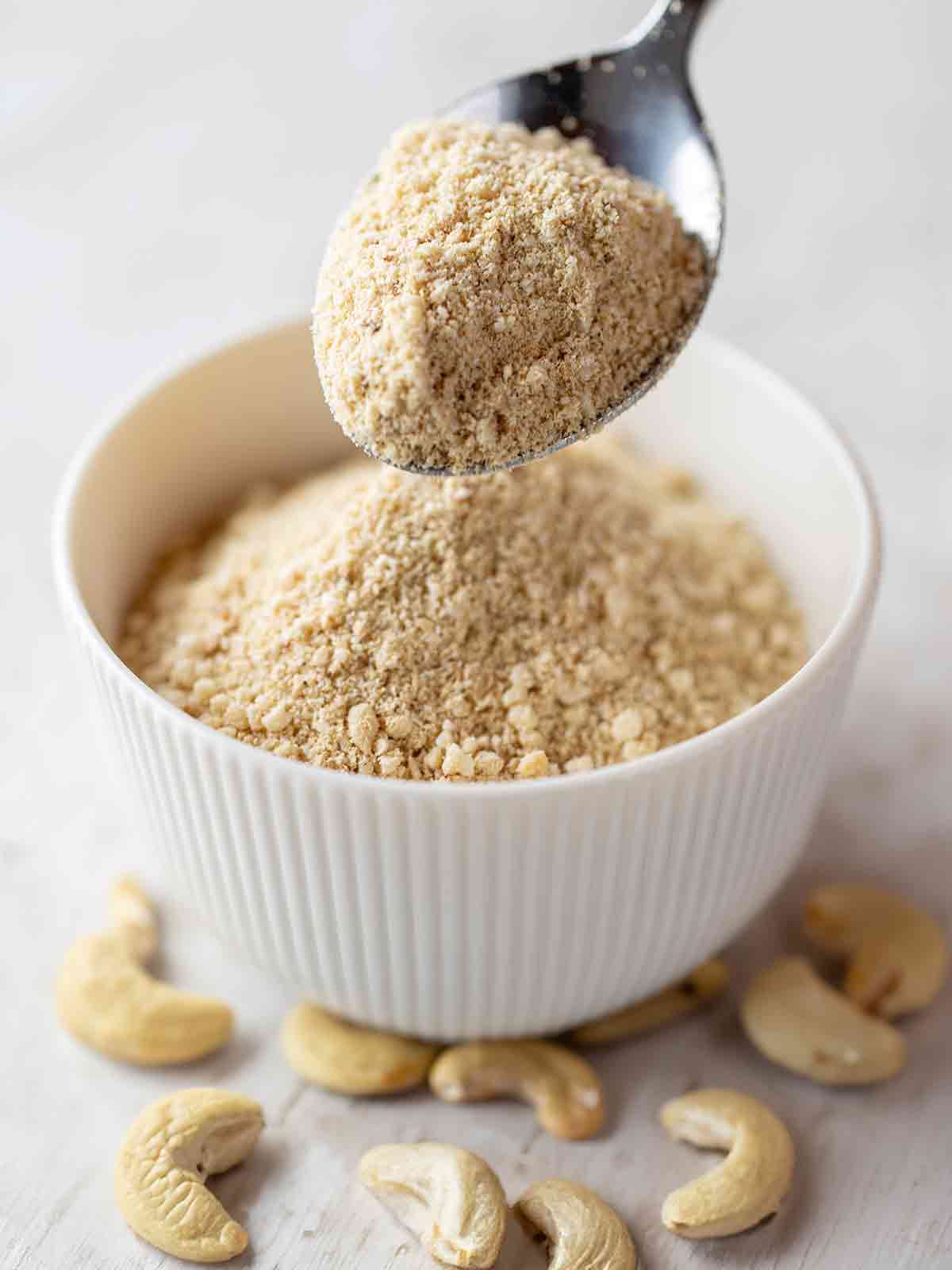 Veganer Cashew Parmesan-Ersatz mit Sesam und Hefeflocken