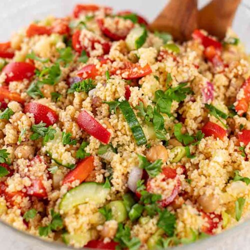Salatschüssel mit veganem Couscoussalat mit Kichererbsen
