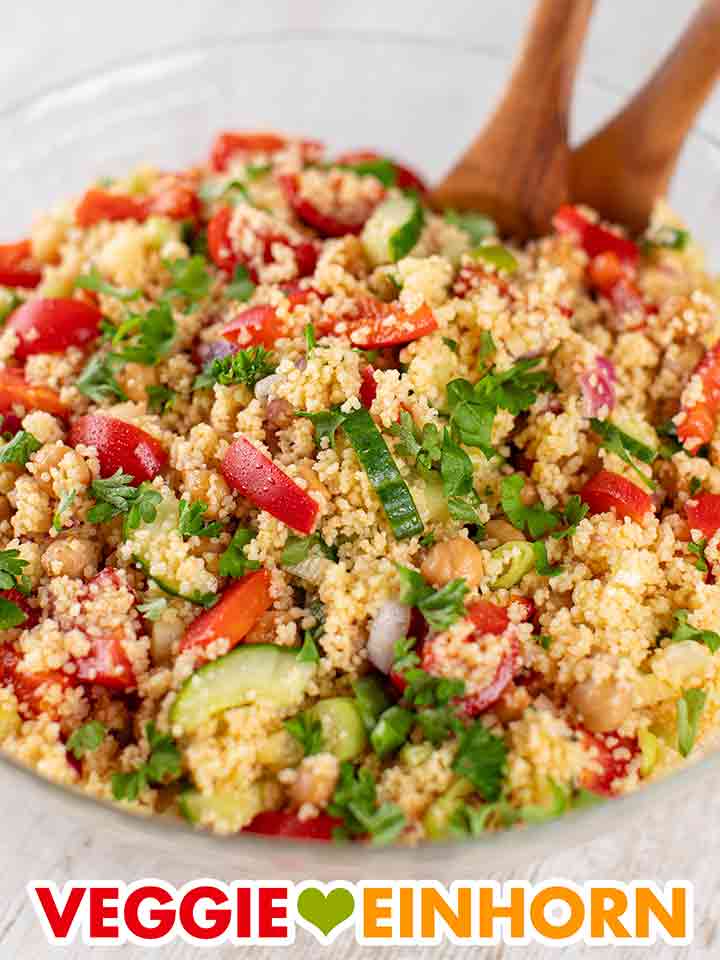 Salatschüssel mit veganem Couscoussalat mit Kichererbsen