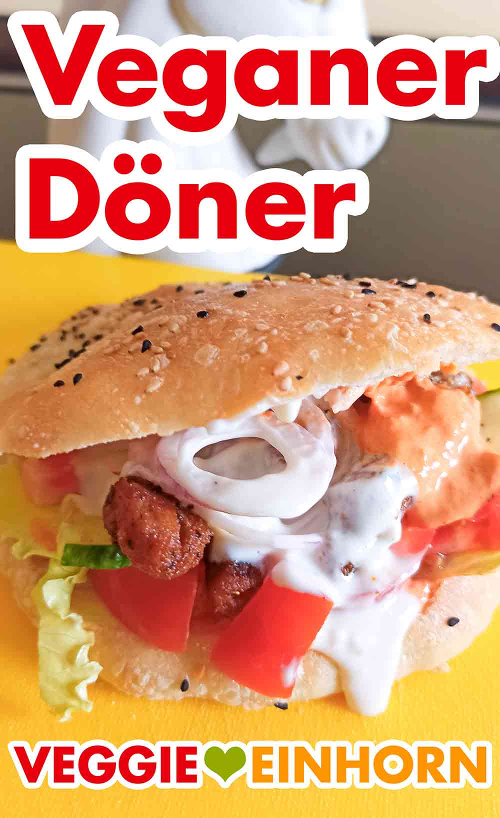 Fertiger veganer Döner mit selbstgemachtem Dönerbrot Gefülltes Dönerbrot mit veganem Dönerfleisch, Soße und Salat
