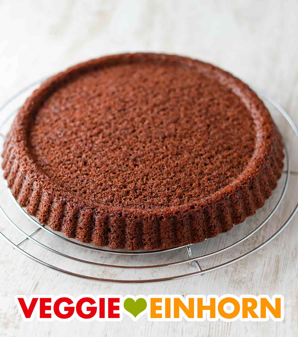 Der dunkle Schoko Obstboden ist vegan. Veganer dunkler Obstboden mit Kakao