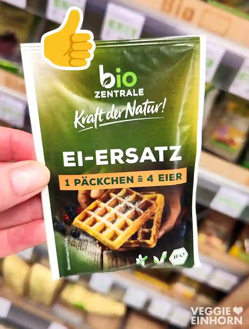 Eine Hand hält ein Päckchen Ei-Ersatz der Marke bio zentrale, darüber ein Daumen nach oben.