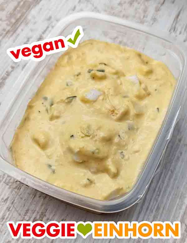 Der vegane Eiersalat enthält Eistückchen und Schnittlauch. Der vegane Eiersalat von Popp Feinkost in der geöffneten Packung.