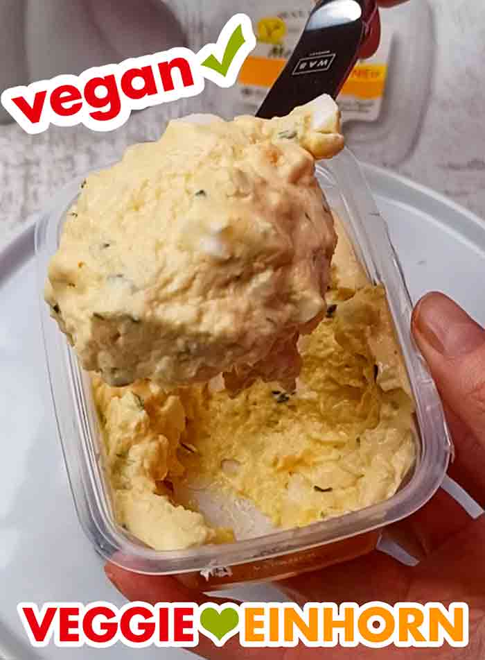 Hier sieht man die leckeren veganen Eistücke. Der vegane Eiersalat von Popp Feinkost wird mit einem Messer aus der Packung entnommen.