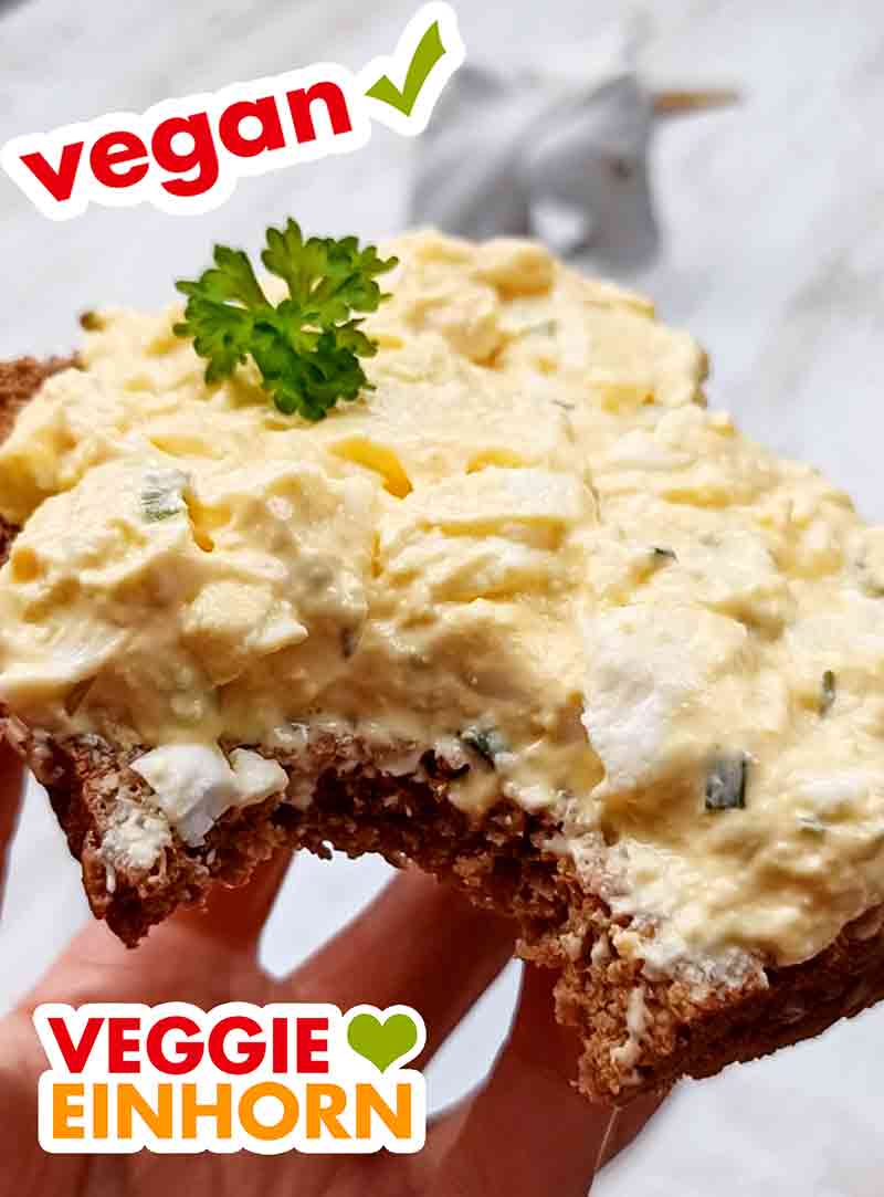 Der vegane Eiersalat von Popp Feinkost schmeckt sehr gut. Angebissene Scheibe Brot mit veganem Eiersalat von Popp Feinkost