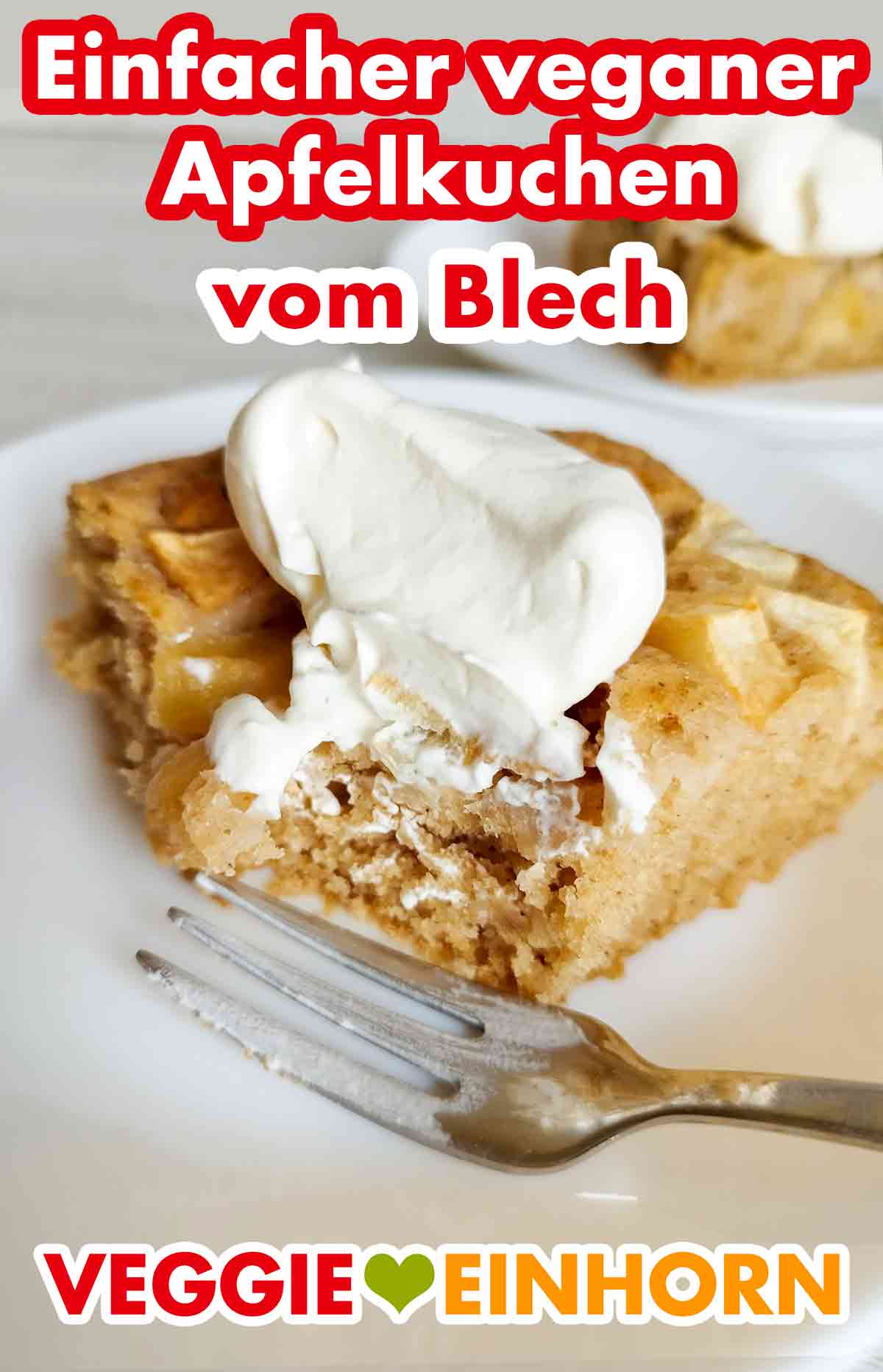 Der vegane Apfelkuchen vom Blech schmeckt lecker mit veganer Sahne. Ein Stück veganer Apfel Blechkuchen mit Sahne auf einem Kuchenteller
